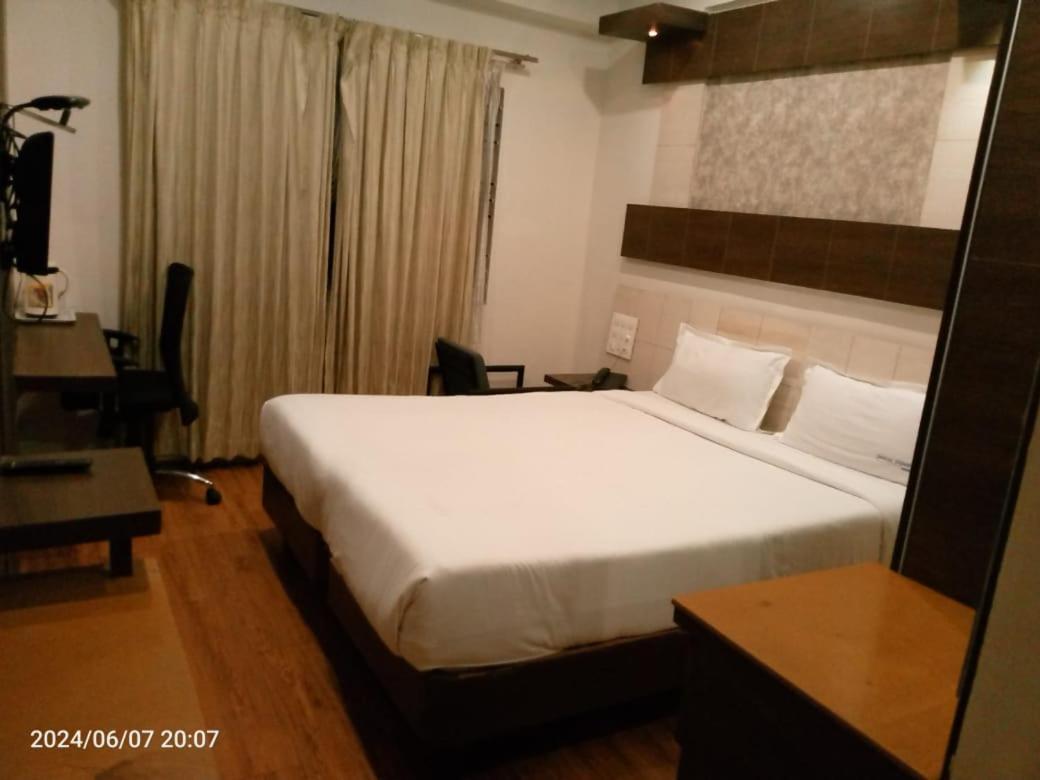 Hotel Sandalwood Inn บังกาลอร์ ภายนอก รูปภาพ